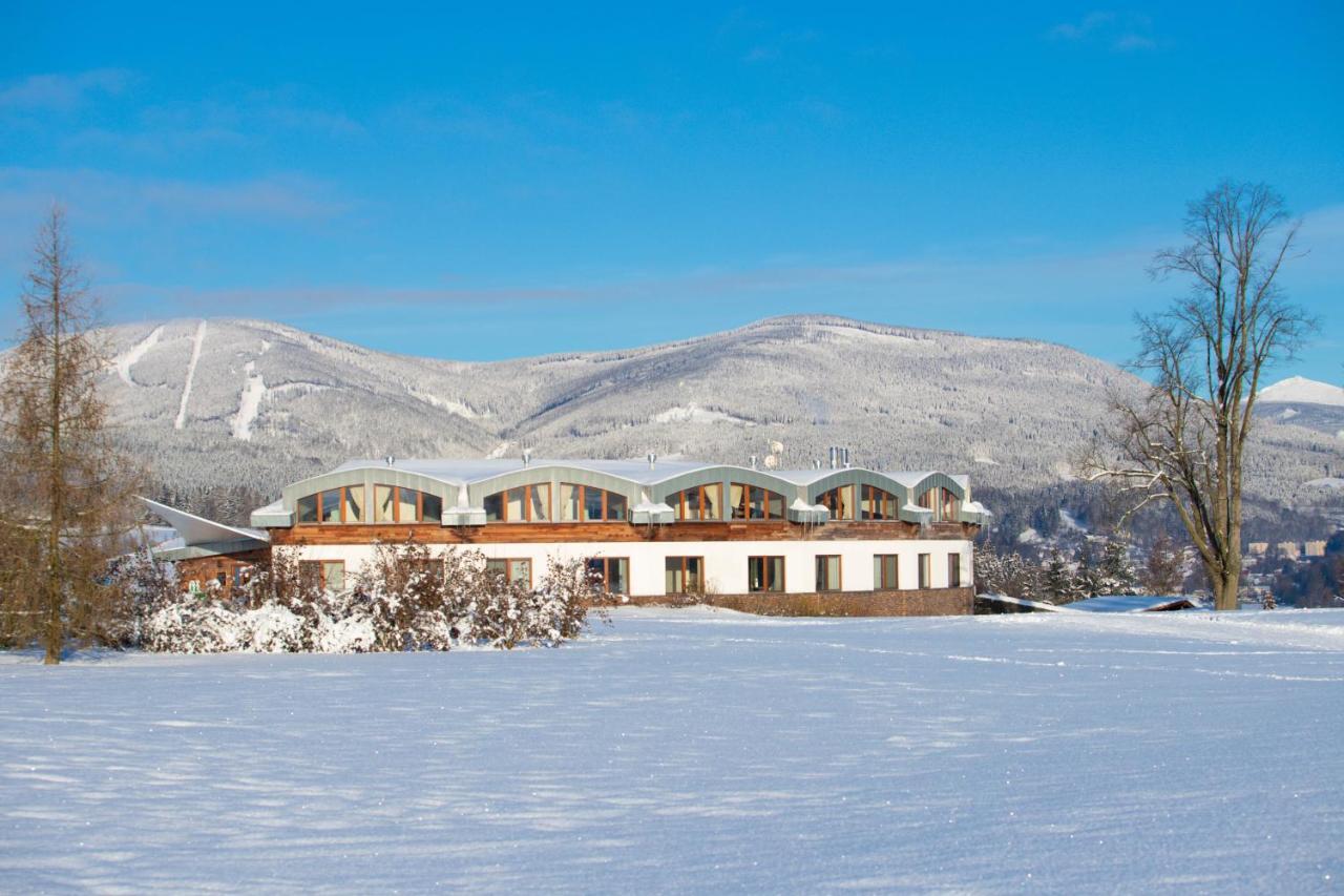Grund Resort Golf And Ski Mladé Buky Exterior foto