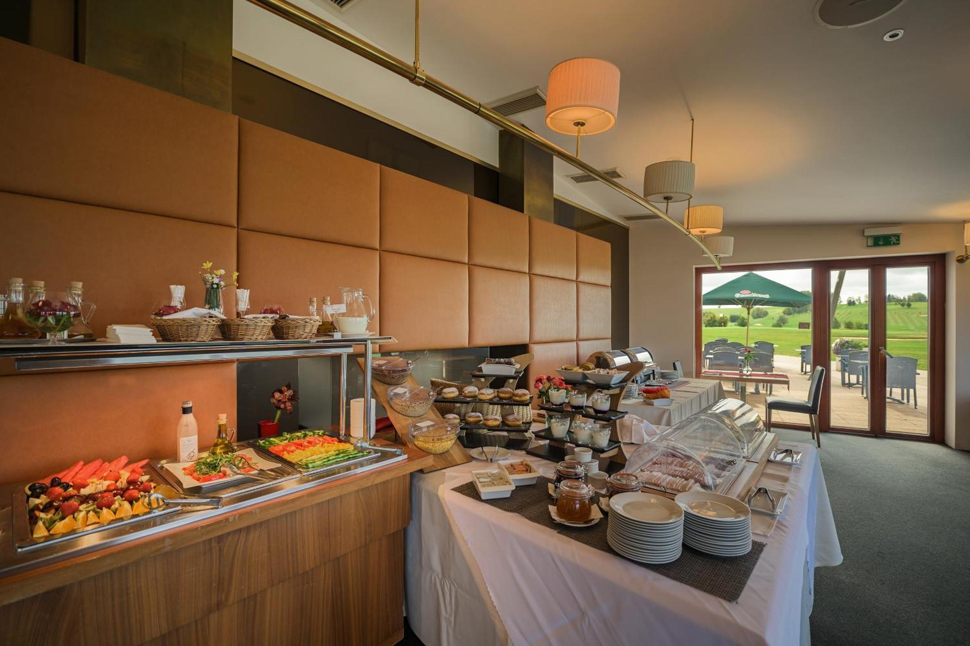 Grund Resort Golf And Ski Mladé Buky Exterior foto
