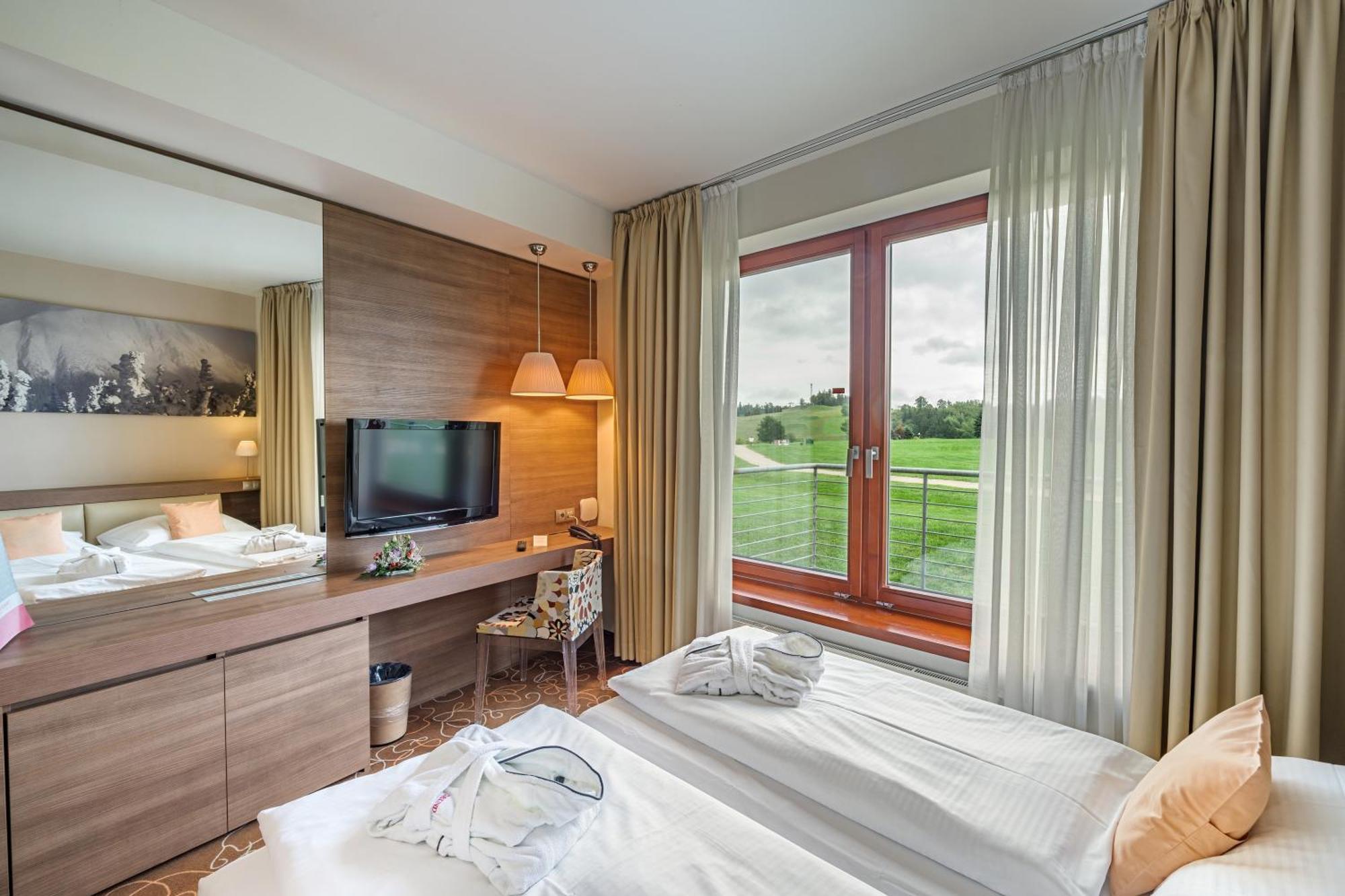 Grund Resort Golf And Ski Mladé Buky Exterior foto