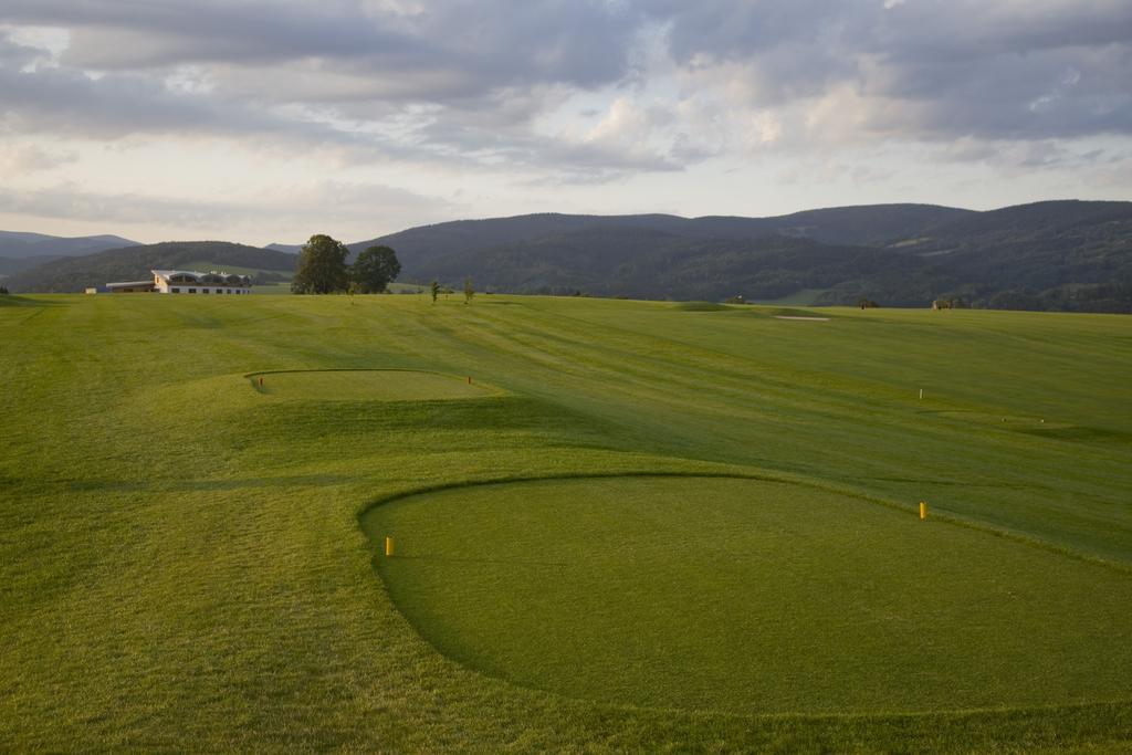 Grund Resort Golf And Ski Mladé Buky Exterior foto